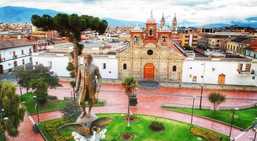 RIOBAMBA-el-parque-Maldonado-y-la-Catedral